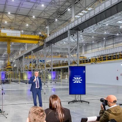 Widoczna jest konferencja prasowa w hali Walcownia Cognor w Siemianowicach Śląskich, związana z projektem 