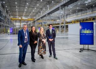 Grupa czterech osób w hali Cognor Mill w Siemianowicach Śląskich, związana z projektem "Śląskie. W rytmie industrii". (wygenerowano przez AI)