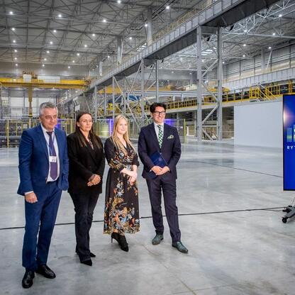 Grupa czterech osób w hali Cognor Mill w Siemianowicach Śląskich, związana z projektem 