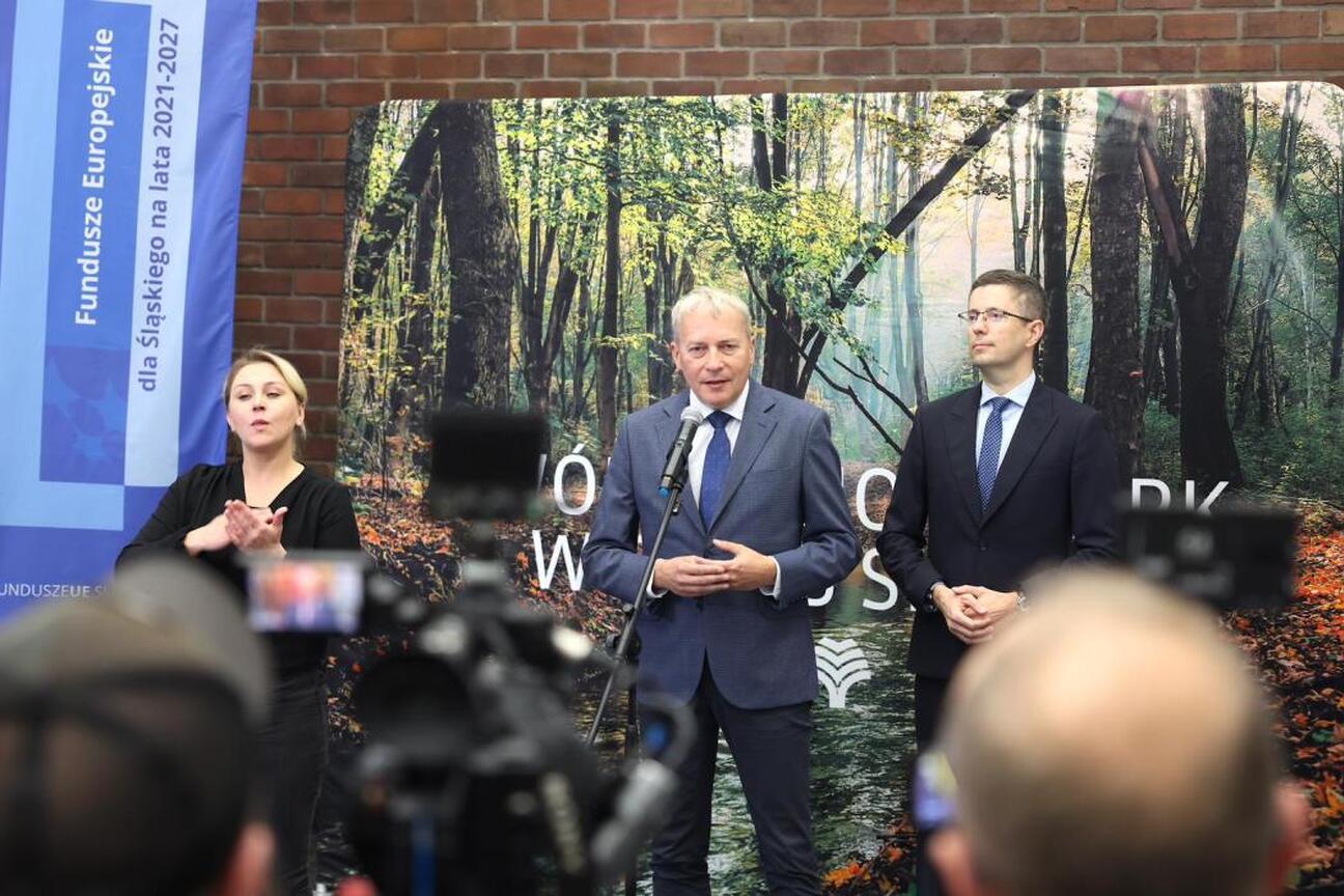 Marszałek Wojciech Saługa i Paweł Bilangowski omawiają projekt "EKOPARK zielona perła Śląska". (wygenerowano przez AI)