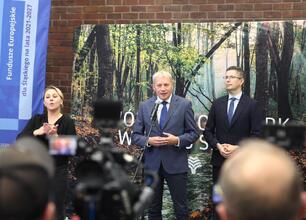 Marszałek Wojciech Saługa i Paweł Bilangowski omawiają projekt "EKOPARK zielona perła Śląska". (wygenerowano przez AI)