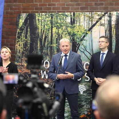 Marszałek Wojciech Saługa i Paweł Bilangowski omawiają projekt 
