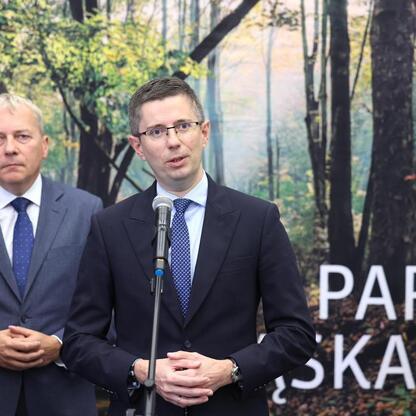 Wojciech Saługa i Marcin Ryś podczas briefingu prasowego o projektach związanych z Parkiem Śląskim. (wygenerowano przez AI)