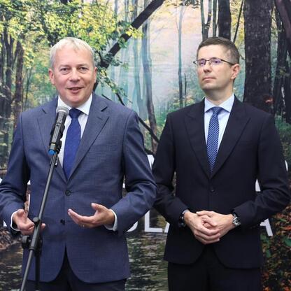 Marszałek Wojciech Saługa i Paweł Bilangowski omawiają projekt 
