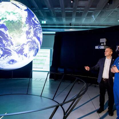 Wizyta w Planetarium Śląskiego Parku Nauki: Astronauta Sławosz Uznański-Wiśniewski i goście podczas konferencji prasowej. (wygenerowano przez AI)
