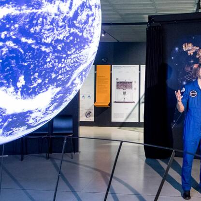 Astronauta Dr. Sławosz Uznański-Wiśniewski w Planetarium Śląskim z wizytą wokół wystawy Ziemi. (wygenerowano przez AI)