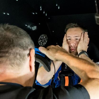 Astronauta w strój kosmiczny w symulatorze, przygotowujący się do lotu w kosmos. (wygenerowano przez AI)