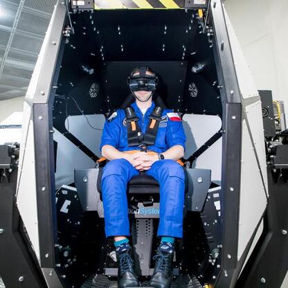 Astronauta w kosmicznym symulatorze w Planetarium Śląskim, przygotowujący się do podróży kosmicznej. (wygenerowano przez AI)