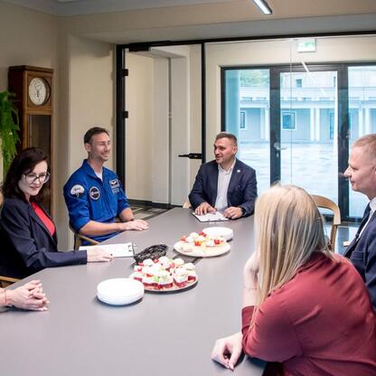 Członkowie Zarządu Województwa Śląskiego i astronauta Sławosz Uznański-Wiśniewski w spotkaniu z młodzieżą w Planetarium Śląskiego. (wygenerowano przez AI)