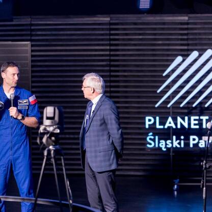 Astronauta Sławosz Uznański-Wiśniewski w rozmowie z uczestnikiem konferencji prasowej w Silesia Science Park. (wygenerowano przez AI)