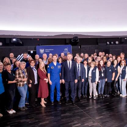 Grupa oficjalnych z Silesia w planetarium podczas spotkania z IGNIS. (wygenerowano przez AI)