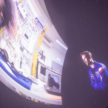 Fiszka widoczna na zdjęciu przedstawia kosmiczny event w Planetarium Śląskim, gdzie astronauta Dr. Sławosz Uznański-Wiśniewski spotyka się z młodzieżą w ramach misji IGNIS 
