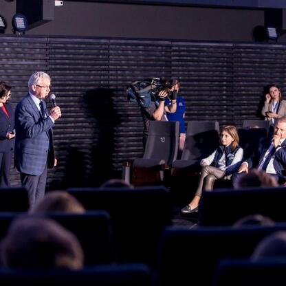 Astronauta Dr. Sławosz Uznański-Wiśniewski przemawia w Planetarium Śląskim podczas IGNIS. (wygenerowano przez AI)