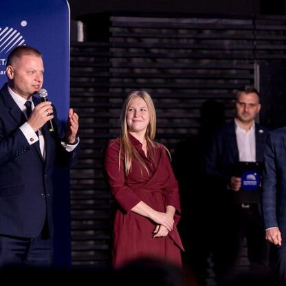 Na zdjęciu: Rafał Adamczyk i Joanna Bojczuk uczestniczą w konferencji w Planetarium Śląskim. (wygenerowano przez AI)