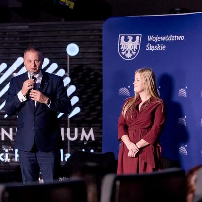 Na scenie w Planetarium Śląskim astronauta Sławosz Uznański-Wiśniewski spotkał się z młodzieżą i oficjelami. (wygenerowano przez AI)