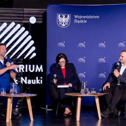 Panel dyskusyjny z astronautą Sławoszem Uznańskim-Wiśniewskim w Planetarium Śląskim. (wygenerowano przez AI)