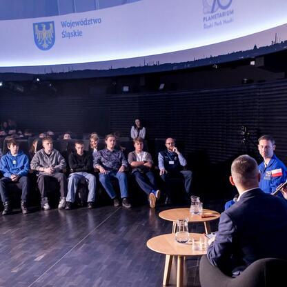 Astronauta Dr. Sławosz Uznański-Wiśniewski spotkał się z młodzieżą w Planetarium Śląskim. (wygenerowano przez AI)