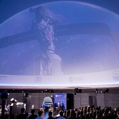 Lekcja kosmonautyki dla młodzieży w Planetarium Śląskim. (wygenerowano przez AI)