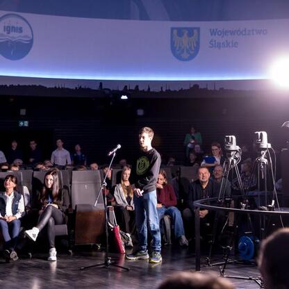 Ludzie uczestniczący w konferencji prasowej w Planetarium Śląskim podczas misji IGNIS 