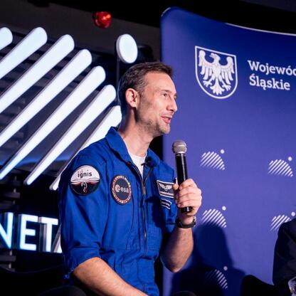 Astronauta Dr. Sławosz Uznański-Wiśniewski przemawia w Planetarium Śląskim podczas misji IGNIS 