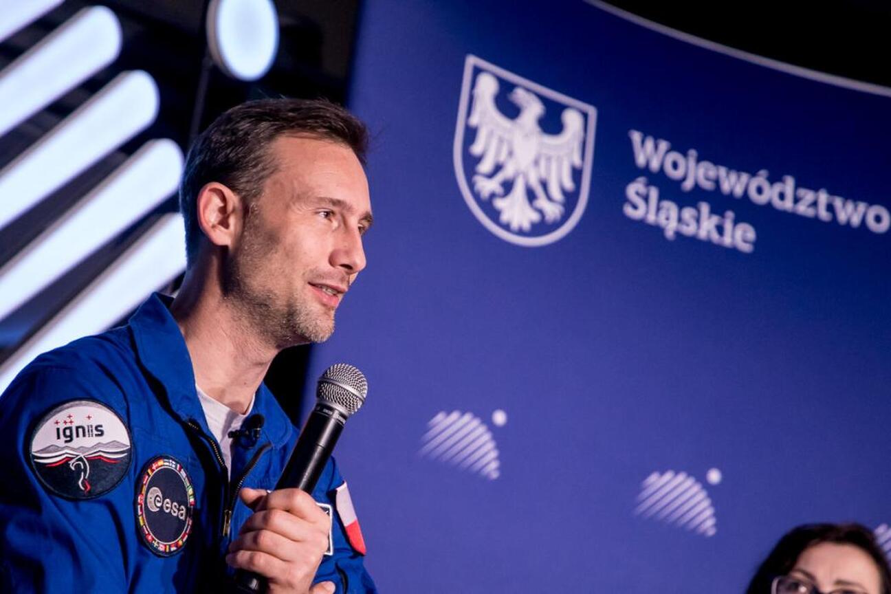 Wojciech Saługa i Sławosz Uznański-Wiśniewski omawiają misję IGNIS w Śląskim Planetarium. (wygenerowano przez AI)