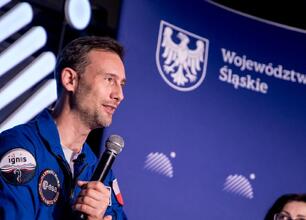 Wojciech Saługa i Sławosz Uznański-Wiśniewski omawiają misję IGNIS w Śląskim Planetarium. (wygenerowano przez AI)