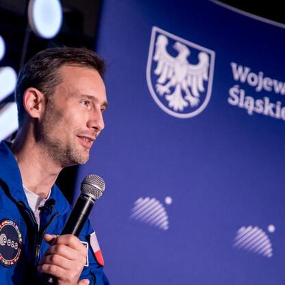 Astronauta Dr. Sławosz Uznański-Wiśniewski przemawia na konferencji prasowej w Planetarium Śląskim. (wygenerowano przez AI)