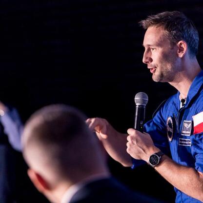 Astronauta Dr. Sławosz Uznański-Wiśniewski przemawia w Planetarium Śląskim podczas IGNIS. (wygenerowano przez AI)