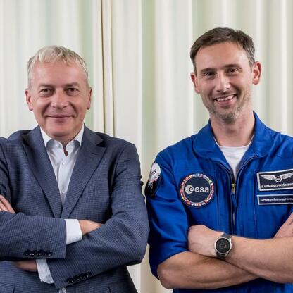 Wojciech Saługa i Sławosz Uznański-Wiśniewski podczas konferencji prasowej w Planetarium Śląskim. (wygenerowano przez AI)