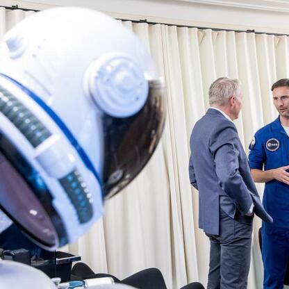 Astronauta Dr. Sławosz Uznański-Wiśniewski w rozmowie z przedstawicielem lokalnej administracji w Planetarium Śląskim. (wygenerowano przez AI)