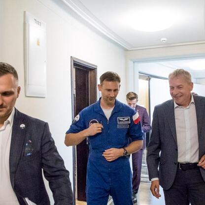 Astronauta dr Sławosz Uznański-Wiśniewski w Śląskim Planetarium. (wygenerowano przez AI)