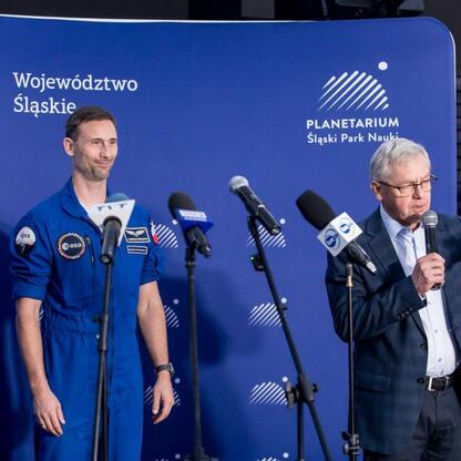 Astronauta dr Sławosz Uznański-Wiśniewski wraz z Marszałkiem Wojciechem Saługą i uczestnikami konferencji prasowej w Planetarium Śląskim. (wygenerowano przez AI)