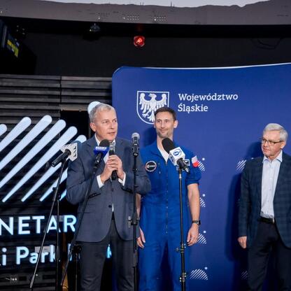 Astronauta dr Sławosz Uznański-Wiśniewski wraz z marszałkiem Wojciechem Saługą na konferencji prasowej w Planetarium Śląskim. (wygenerowano przez AI)