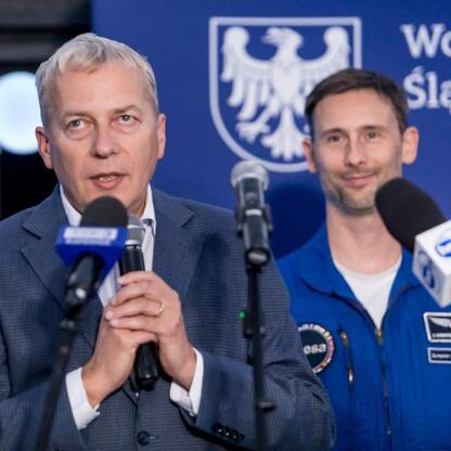 Wojciech Saługa i Sławosz Uznański-Wiśniewski podczas konferencji prasowej w Planetarium Śląskim. (wygenerowano przez AI)