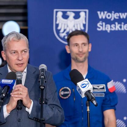 Astronauta Sławosz Uznański-Wiśniewski podczas konferencji prasowej w Planetarium Śląskim. (wygenerowano przez AI)