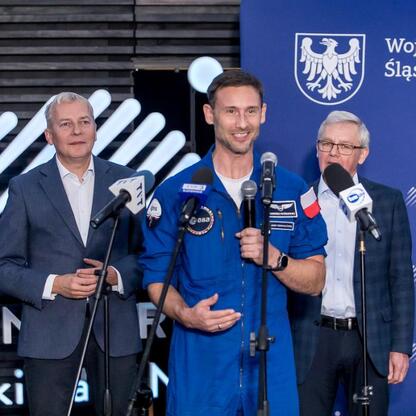 Astronauta dr Sławosz Uznański-Wiśniewski podczas konferencji prasowej w Planetarium Śląskim. (wygenerowano przez AI)