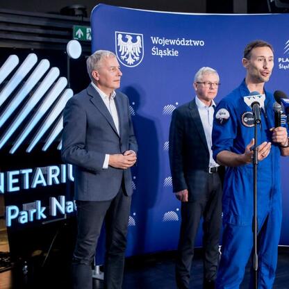 Wojciech Saługa, Marszałek Województwa Śląskiego, oraz astronauta Dr. Sławosz Uznański-Wiśniewski podczas konferencji prasowej w Planetarium Śląskim. (wygenerowano przez AI)