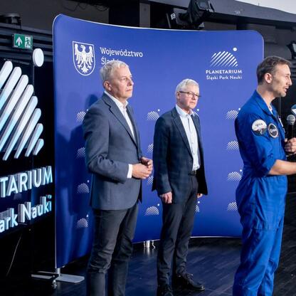 Astronauta Sławosz Uznański-Wiśniewski podczas konferencji prasowej w Planetarium Śląskim. (wygenerowano przez AI)