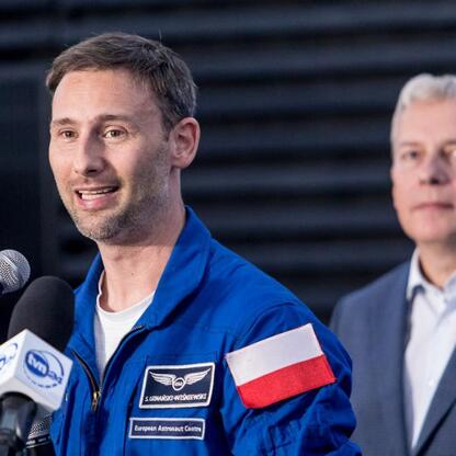 Astronauta dr Sławosz Uznański-Wiśniewski przemawia w Planetarium Śląskim podczas misji IGNIS. (wygenerowano przez AI)