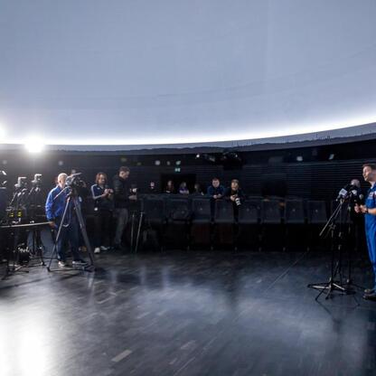 Astronauta Sławosz Uznański-Wiśniewski w Planetarium Śląskim podczas konferencji prasowej. (wygenerowano przez AI)