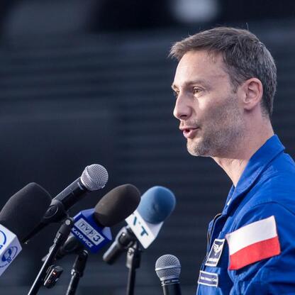 Astronauta dr Sławosz Uznański-Wiśniewski podczas konferencji prasowej w Planetarium Śląskim. (wygenerowano przez AI)