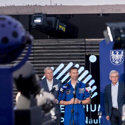Wojciech Saługa, Marszałek Województwa Śląskiego, prowadzi konferencję prasową z udziałem astronauty Dr. Sławosz Uznańskiego-Wiśniewskiego w Planetarium Śląskim. (wygenerowano przez AI)