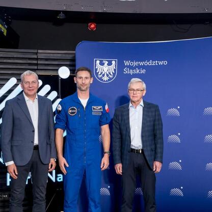 Grupa trzech mężczyzn w Śląskim Planetarium, w ramach misji IGNIS, spotkała się z młodzieżą i dzieliła swoją pasję nauki o kosmosie. (wygenerowano przez AI)