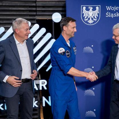 Wojciech Saługa, Marszałek Województwa Śląskiego, spotkał się z astronautą Sławoszem Uznańskim-Wiśniewskim w Śląskim Planetarium i Śląskim Parku Nauki. (wygenerowano przez AI)
