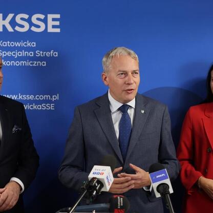 Marszałek Wojciech Saługa prowadzi konferencję prasową w Katowickiej Specjalnej Strefie Ekonomicznej. (wygenerowano przez AI)