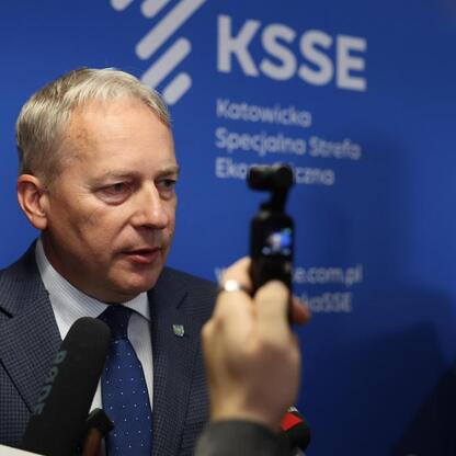Marszałek Wojciech Saługa przemawia na konferencji prasowej w Katowickiej Specjalnej Strefie Ekonomicznej. (wygenerowano przez AI)