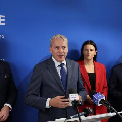 Marszałek Wojciech Saługa prowadzi konferencję prasową w Katowickiej Specjalnej Strefie Ekonomicznej. (wygenerowano przez AI)