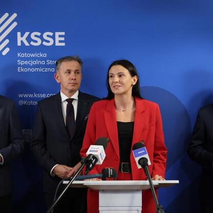 Wojciech Saługa, Marszałek Województwa Śląskiego, podczas briefingu prasowego w Katowickiej Specjalnej Strefie Ekonomicznej. (wygenerowano przez AI)