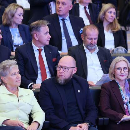 Zebrała się grupa ekspertów w Muzeum Śląskim w Katowicach, omawiając przyszłość energetyczną, społeczną i gospodarczą Śląska. (wygenerowano przez AI)