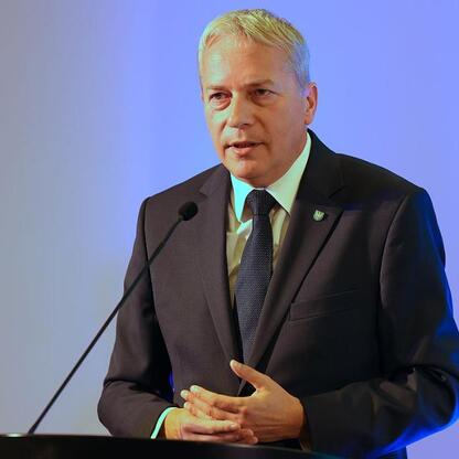 Marszałek Wojciech Saługa przemawia na konferencji o przyszłości Śląska w kontekście transformacji energetycznej. (wygenerowano przez AI)